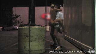 Nicole Aniston vad utcai kalandja egy méretes meglepetéssel - Wicked Channel