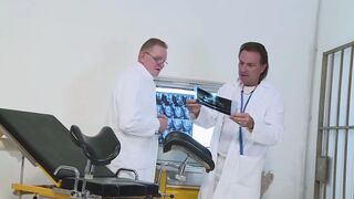 Német nőgyógyász anális hármasban a pácienseivel teljes film